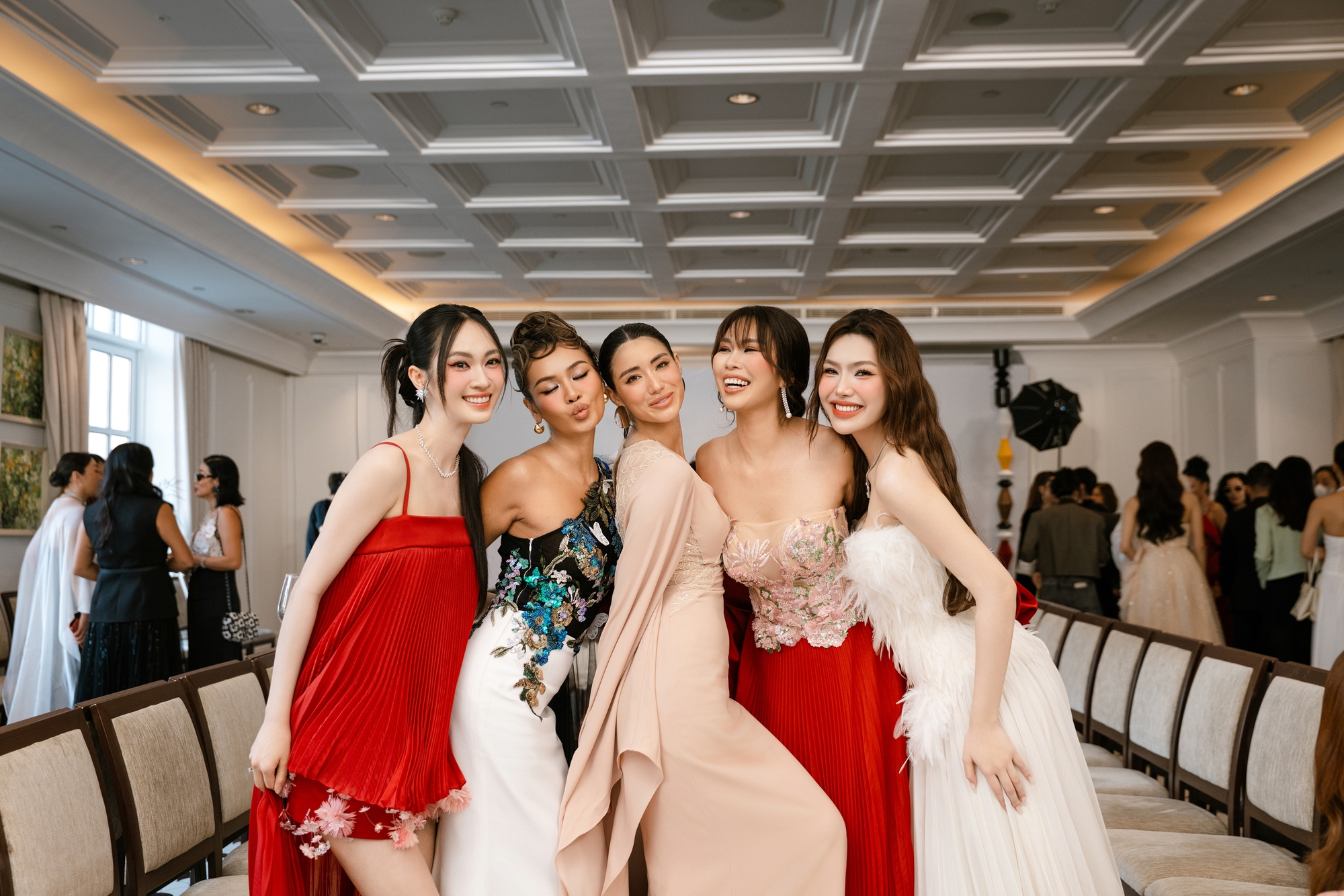 Nh&agrave; mốt Mr CRAZY & Lady SEXY t&aacute;i định nghĩa thời trang h&egrave; tại show diễn 