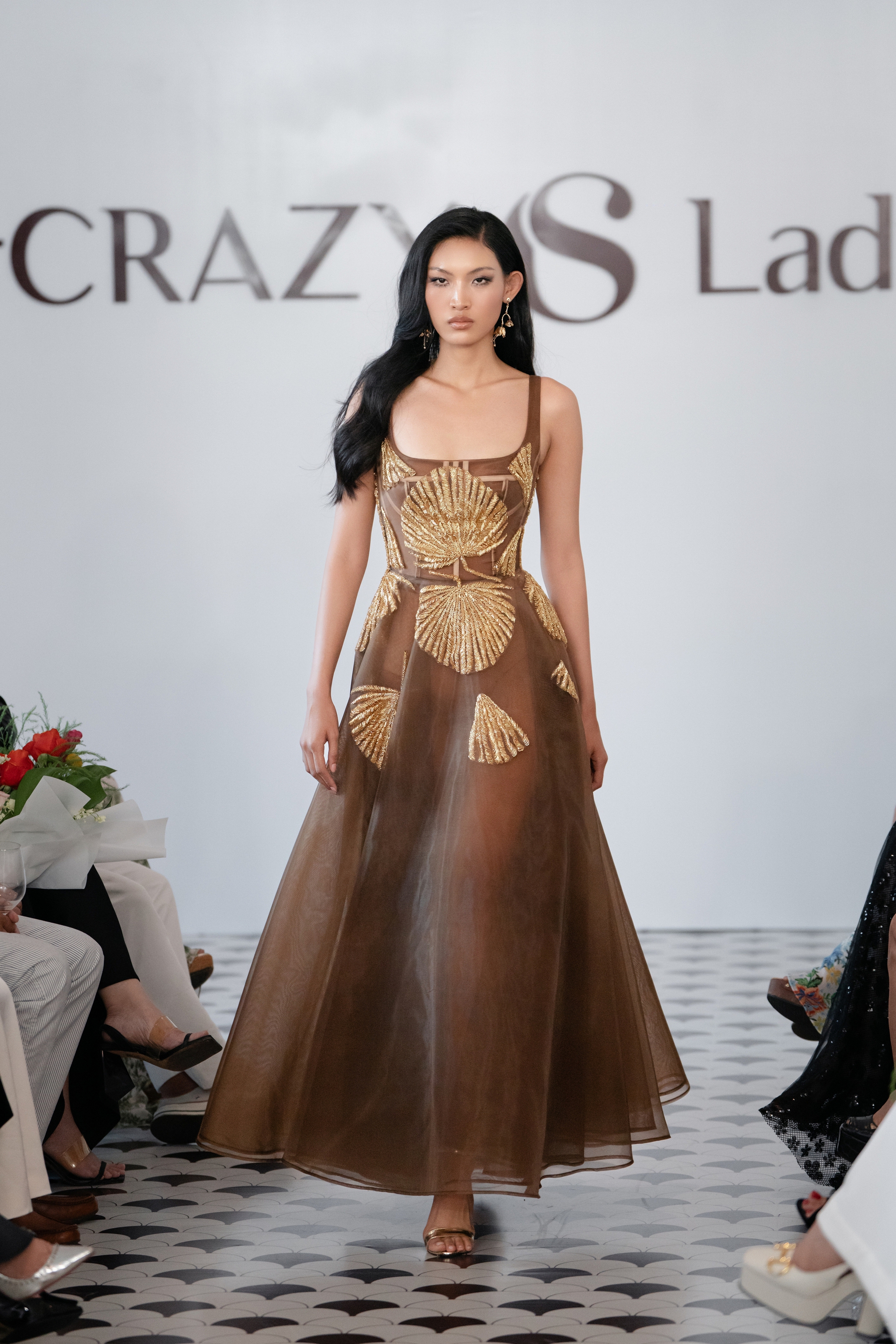 Nh&agrave; mốt Mr CRAZY & Lady SEXY t&aacute;i định nghĩa thời trang h&egrave; tại show diễn 