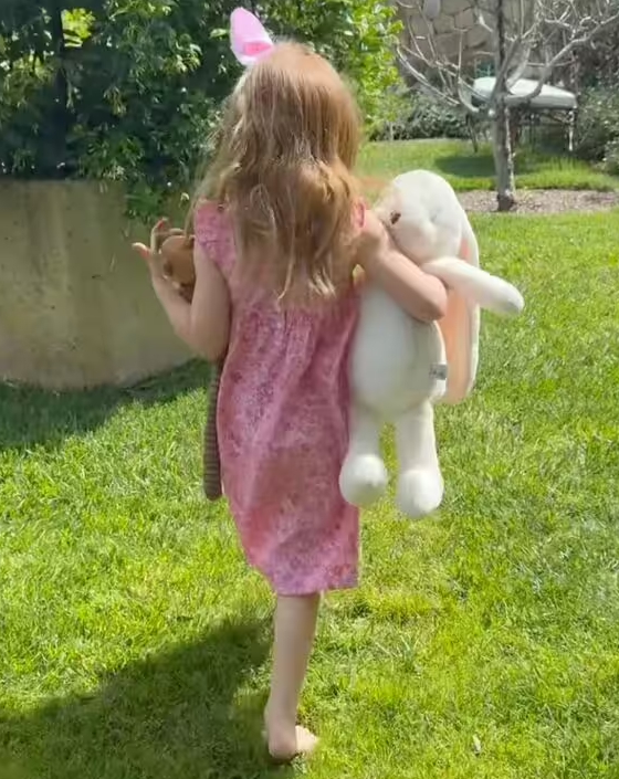 Meghan Markle v&agrave; hai con đ&oacute;n Lễ Phục sinh giản dị , Harry vắng mặt g&acirc;y t&ograve; m&ograve; - Ảnh 2.