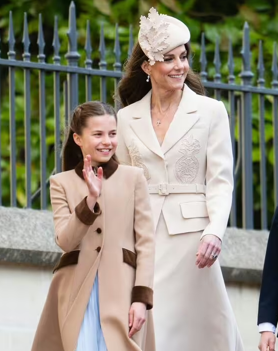 Khoảnh khắc đ&aacute;ng nhớ của Tiểu c&ocirc;ng ch&uacute;a Charlotte: Kh&iacute; chất như Nữ ho&agrave;ng qu&aacute; cố - Ảnh 2.