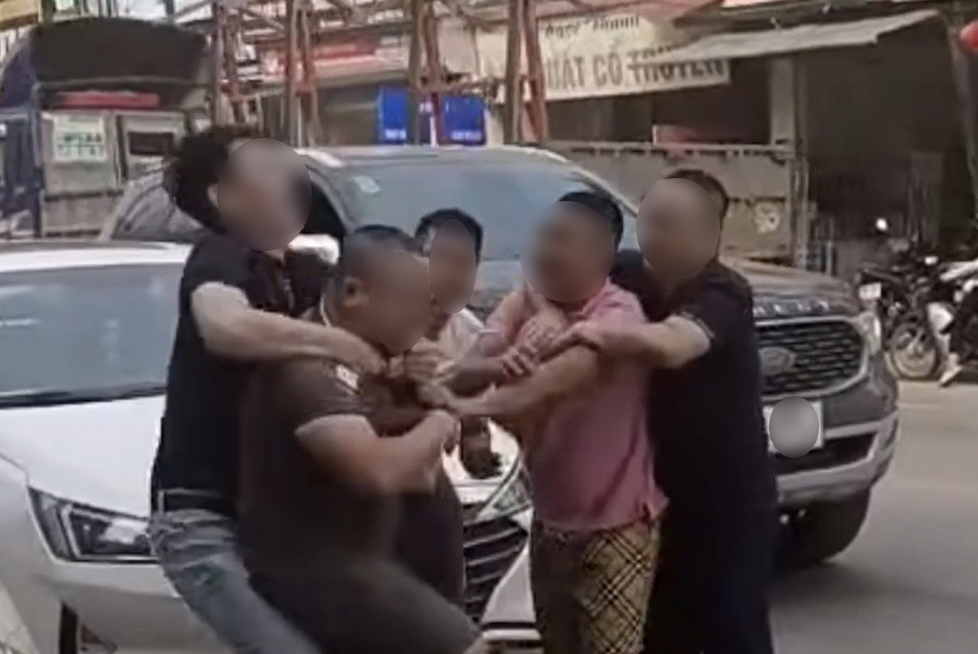 Đ&ocirc;i vợ chồng bị nh&oacute;m người h&agrave;nh hung sau va chạm &ocirc; t&ocirc; tại Ph&uacute; Thọ - Ảnh 1.