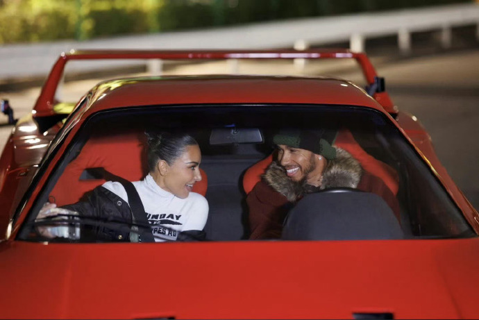 Lewis Hamilton công khai yêu Kim Kardashian trong video mới trên Instagram - Ảnh 2. Lewis Hamilton công khai yêu Kim Kardashian trong video mới trên Instagram - Ảnh 2.