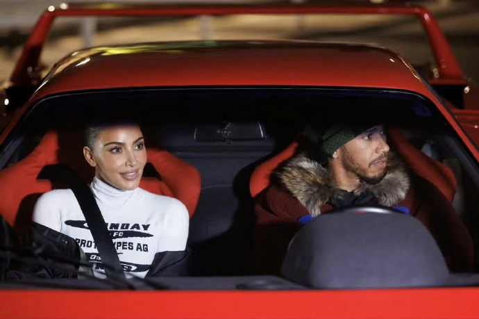 Lewis Hamilton công khai yêu Kim Kardashian trong video mới trên Instagram - Ảnh 3. Lewis Hamilton công khai yêu Kim Kardashian trong video mới trên Instagram - Ảnh 3.