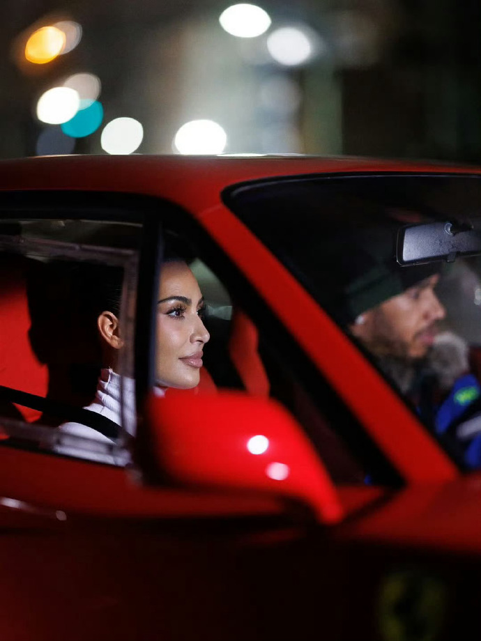 Lewis Hamilton công khai yêu Kim Kardashian trong video mới trên Instagram - Ảnh 1. Lewis Hamilton công khai yêu Kim Kardashian trong video mới trên Instagram - Ảnh 1.