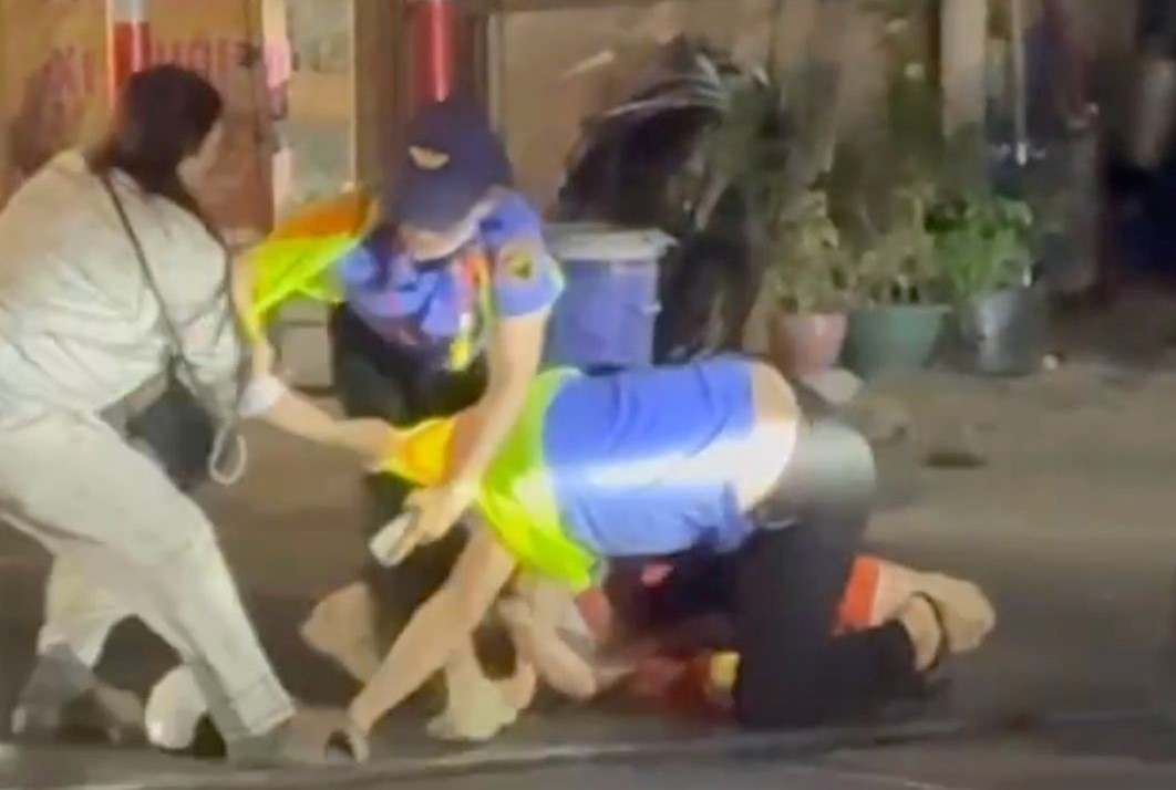 Hai nữ nh&acirc;n vi&ecirc;n g&aacute;c chắn t&agrave;u bị h&agrave;nh hung tại Đ&agrave; Nẵng g&acirc;y b&agrave;ng ho&agrave;ng dư luận - Ảnh 2.