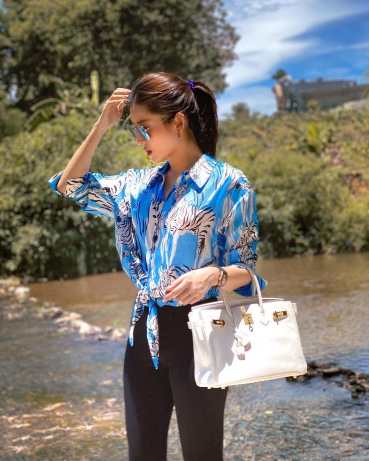 &Aacute; hậu Huyền My g&acirc;y tranh c&atilde;i khi b&aacute;n gi&agrave;y cũ gi&aacute; 2 triệu đồng Giữa cuộc sống xa hoa - Ảnh 3.