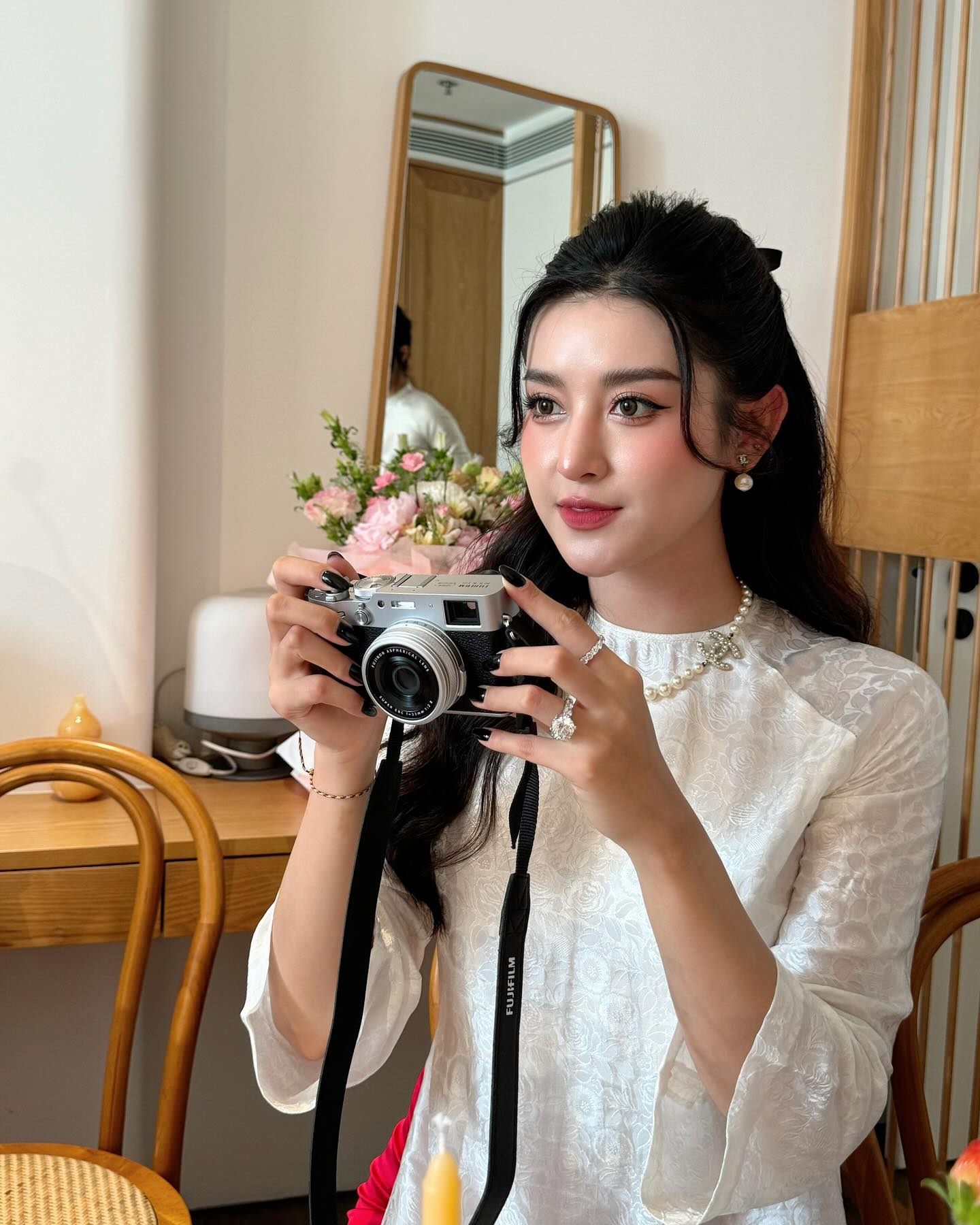 &Aacute; hậu Huyền My g&acirc;y tranh c&atilde;i khi b&aacute;n gi&agrave;y cũ gi&aacute; 2 triệu đồng Giữa cuộc sống xa hoa - Ảnh 11.