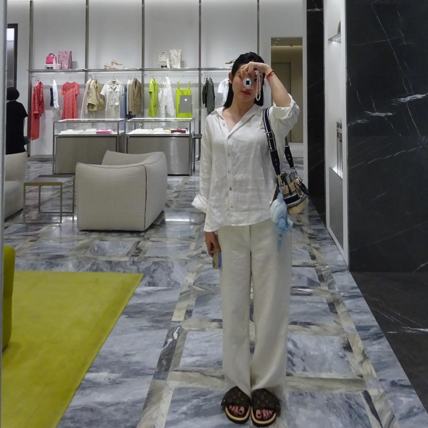 &Aacute; hậu Huyền My g&acirc;y tranh c&atilde;i khi b&aacute;n gi&agrave;y cũ gi&aacute; 2 triệu đồng Giữa cuộc sống xa hoa - Ảnh 8.