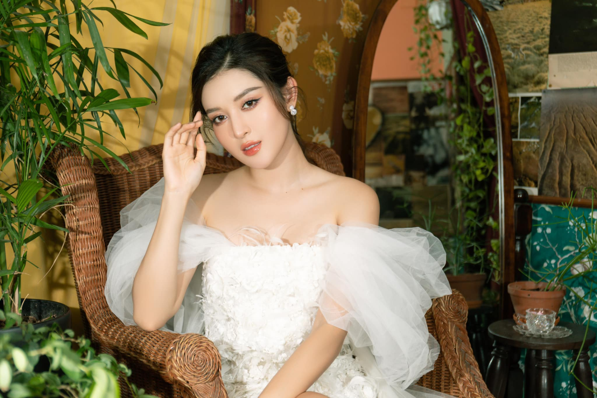 &Aacute; hậu Huyền My g&acirc;y tranh c&atilde;i khi b&aacute;n gi&agrave;y cũ gi&aacute; 2 triệu đồng Giữa cuộc sống xa hoa - Ảnh 2.