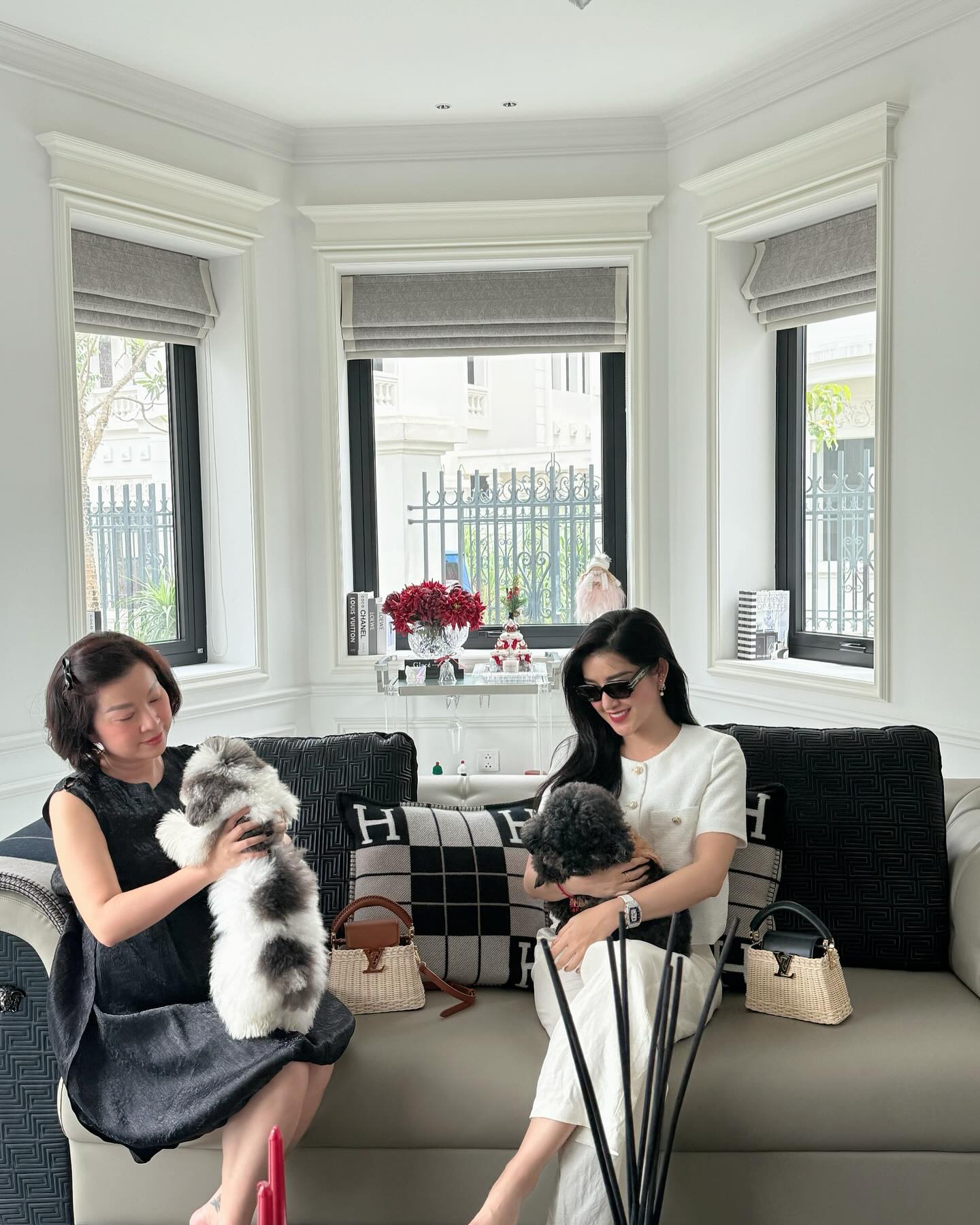 &Aacute; hậu Huyền My g&acirc;y tranh c&atilde;i khi b&aacute;n gi&agrave;y cũ gi&aacute; 2 triệu đồng Giữa cuộc sống xa hoa - Ảnh 13.