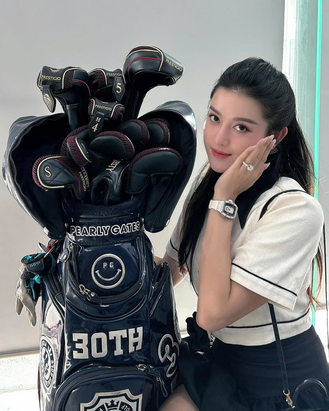 &Aacute; hậu Huyền My g&acirc;y tranh c&atilde;i khi b&aacute;n gi&agrave;y cũ gi&aacute; 2 triệu đồng Giữa cuộc sống xa hoa - Ảnh 10.