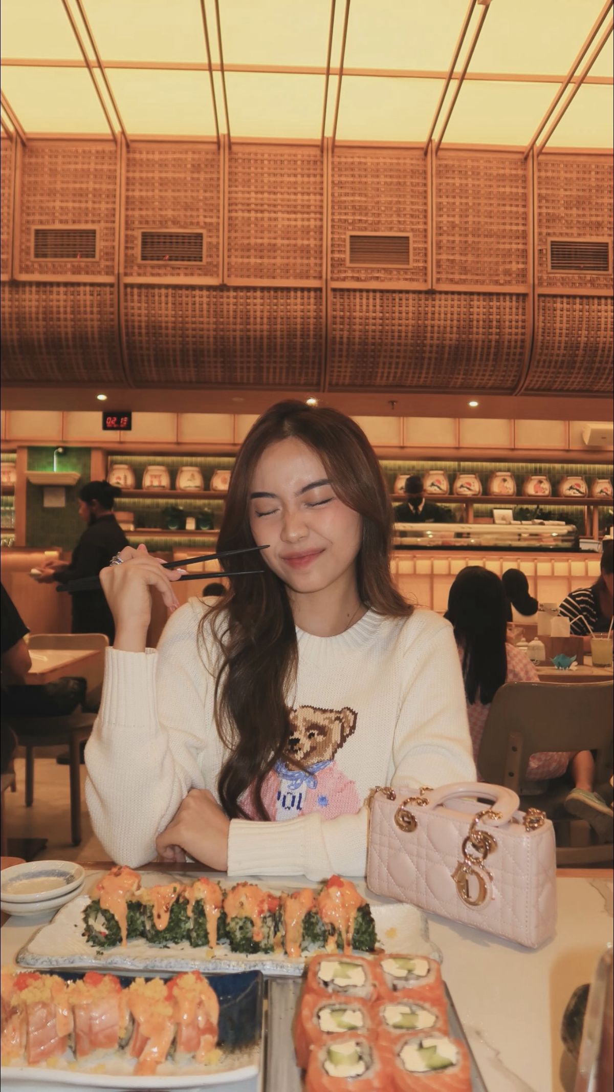 &Aacute;p lực &ldquo;sống như tr&ecirc;n mạng&rdquo; khiến nhiều người ti&ecirc;u tiền vượt khả năng v&agrave; những hệ lụy ph&iacute;a sau - Ảnh 2.