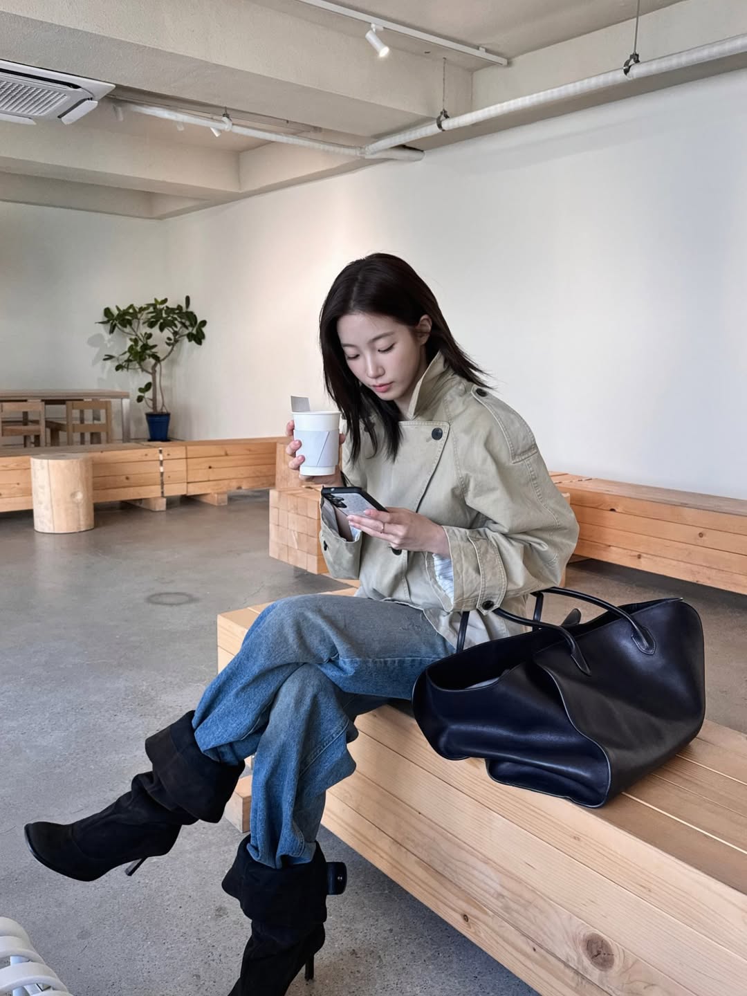 T&uacute;i đen tối giản 2026: Phụ kiện thời thượng cho phong c&aacute;ch thanh lịch - Ảnh 3.