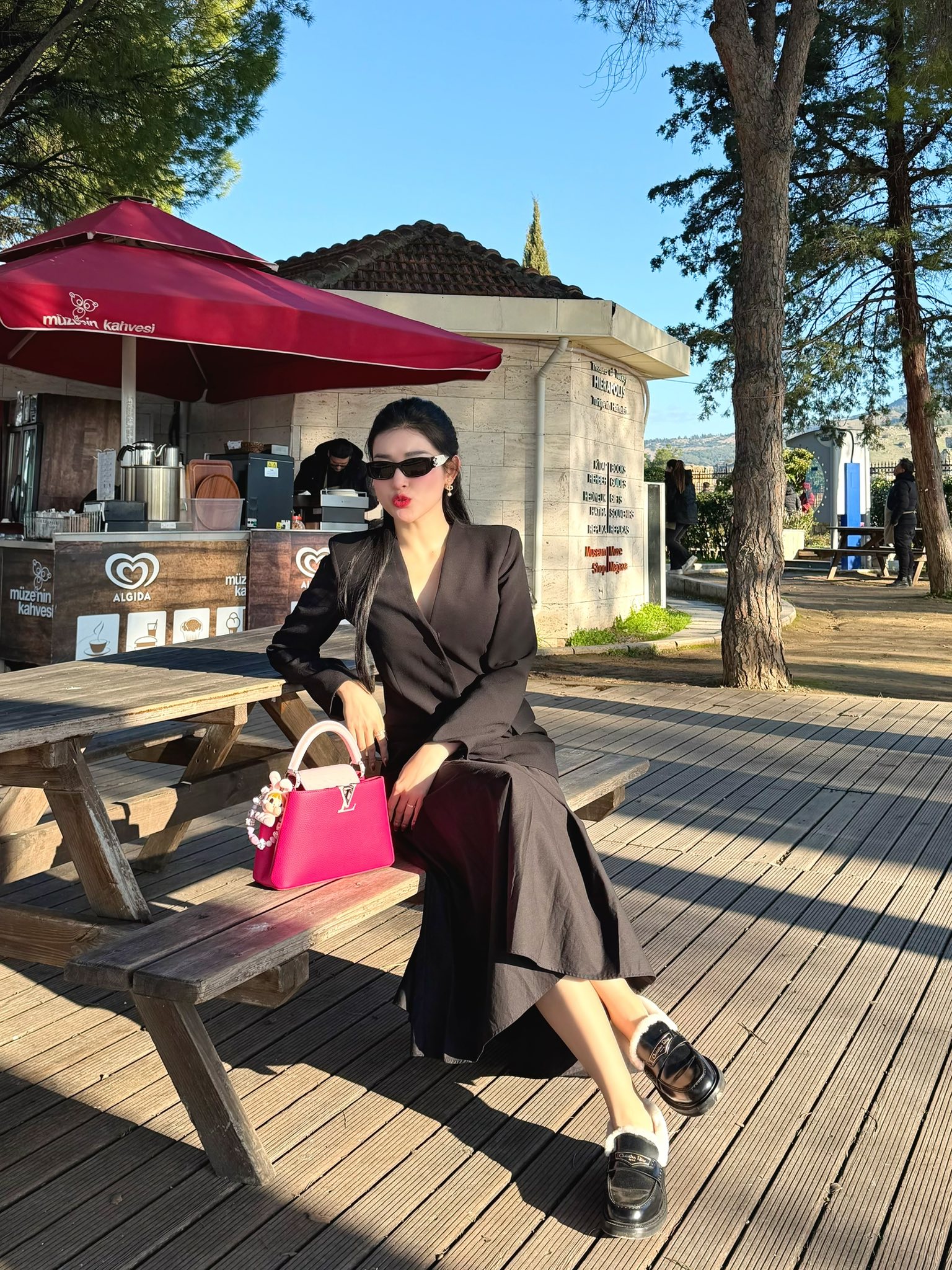 &Aacute; hậu Huyền My g&acirc;y tranh c&atilde;i khi b&aacute;n gi&agrave;y cũ gi&aacute; 2 triệu đồng Giữa cuộc sống xa hoa - Ảnh 5.