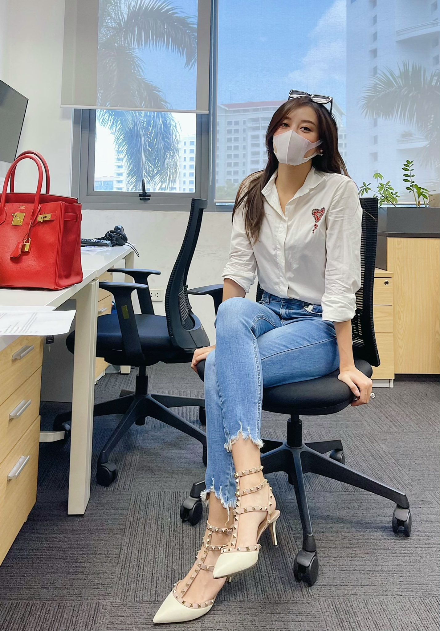 &Aacute; hậu Huyền My g&acirc;y tranh c&atilde;i khi b&aacute;n gi&agrave;y cũ gi&aacute; 2 triệu đồng Giữa cuộc sống xa hoa - Ảnh 15.