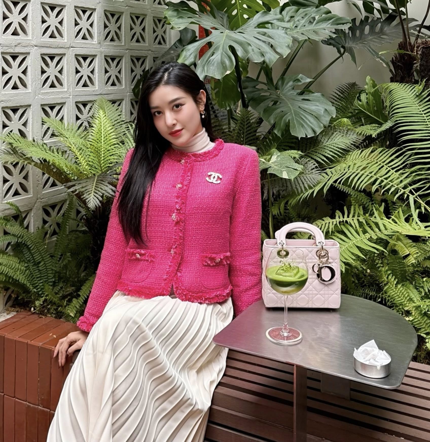 &Aacute; hậu Huyền My g&acirc;y tranh c&atilde;i khi b&aacute;n gi&agrave;y cũ gi&aacute; 2 triệu đồng Giữa cuộc sống xa hoa - Ảnh 6.