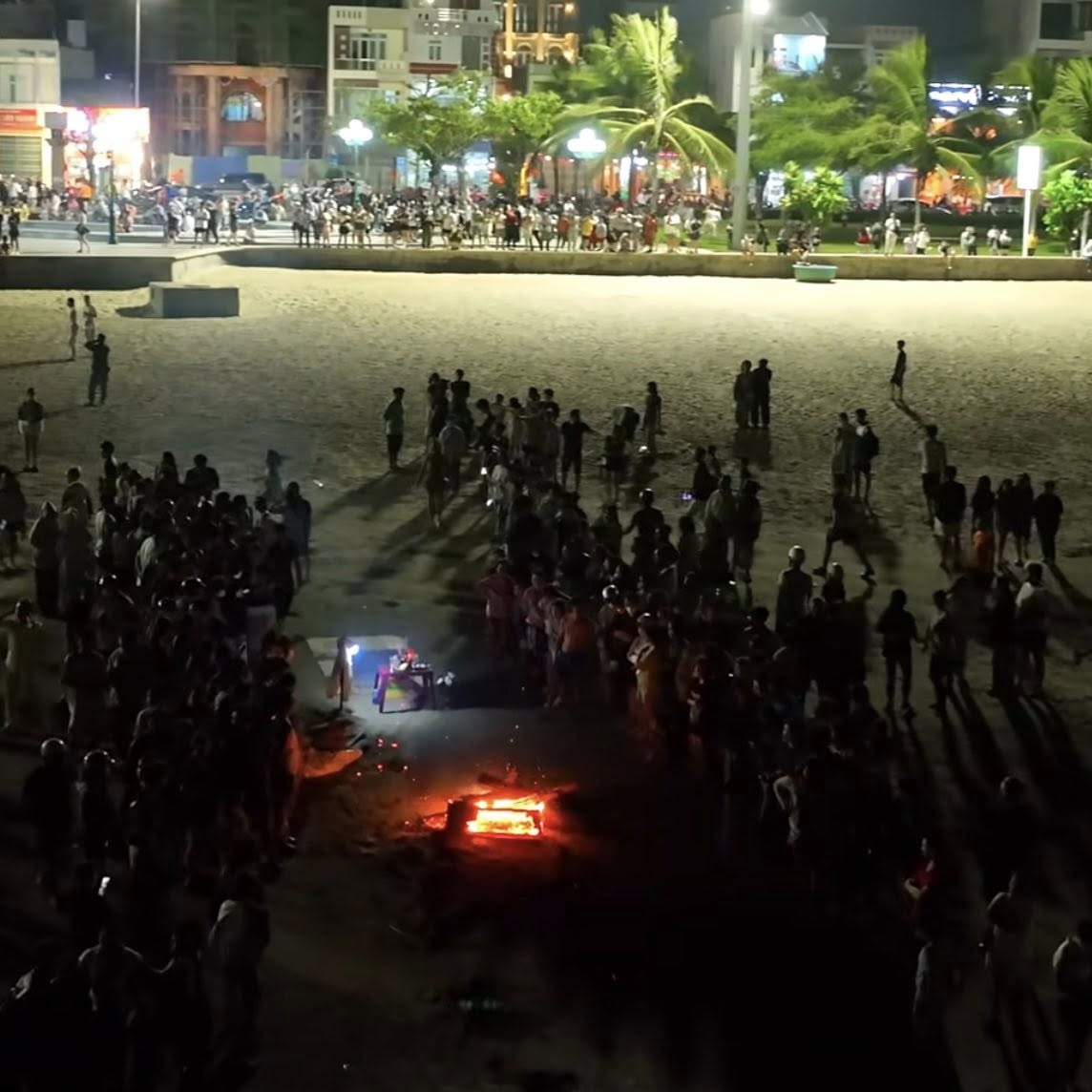 Cha &ocirc;m ba l&ocirc; kh&oacute;c, cầu nguyện cho nam sinh mất t&iacute;ch ở Gia Lai - Ảnh 5.