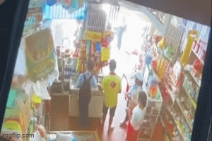 Nam sinh lớp 7 bị h&agrave;nh hung tại quầy tạp h&oacute;a ở Huế: Cuộc trao đổi g&acirc;y sốc - Ảnh 1.