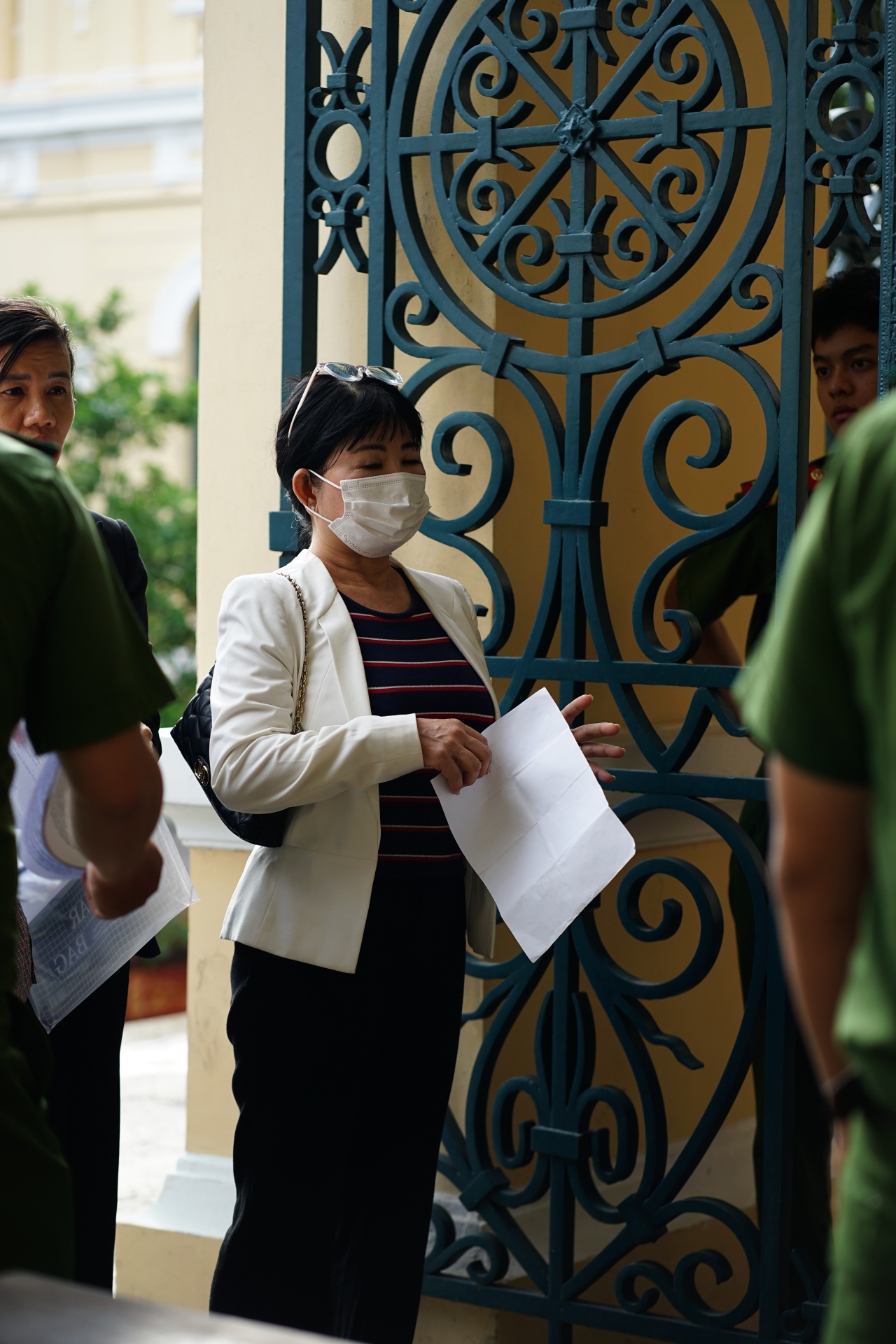 Những h&igrave;nh ảnh của cựu CEO Quốc Cường Gia Lai Nguyễn Thị Như Loan tại phi&ecirc;n t&ograve;a ng&agrave;y 7/4 - Ảnh 5.