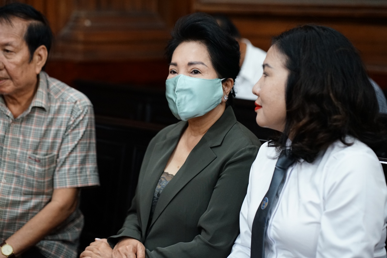 Những h&igrave;nh ảnh của cựu CEO Quốc Cường Gia Lai Nguyễn Thị Như Loan tại phi&ecirc;n t&ograve;a ng&agrave;y 7/4 - Ảnh 1.