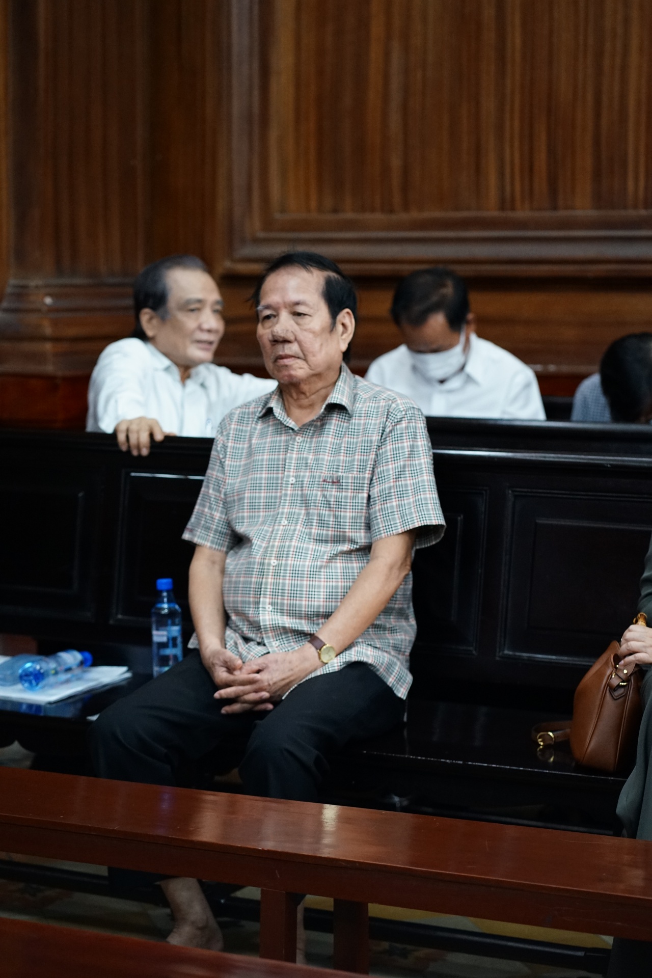 Những h&igrave;nh ảnh của cựu CEO Quốc Cường Gia Lai Nguyễn Thị Như Loan tại phi&ecirc;n t&ograve;a ng&agrave;y 7/4 - Ảnh 4.