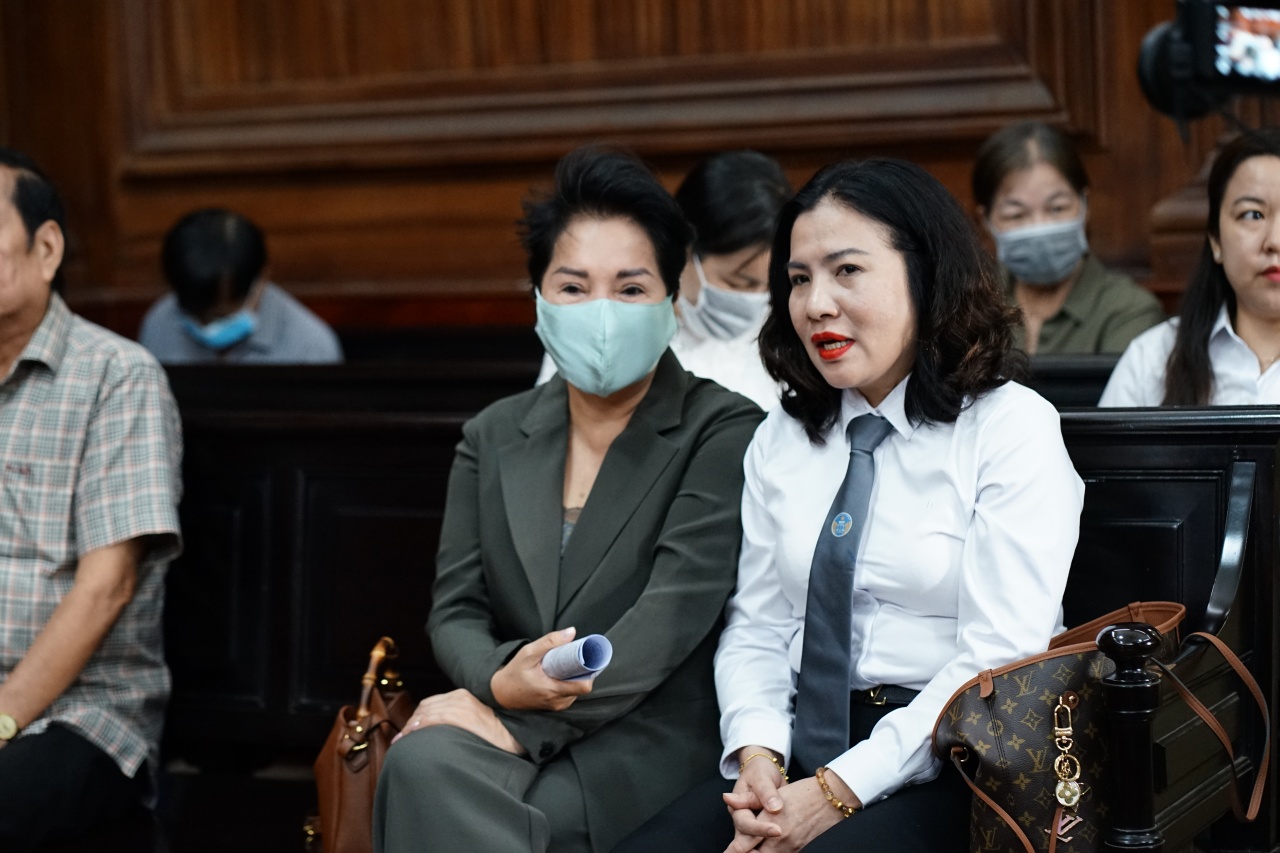 Những h&igrave;nh ảnh của cựu CEO Quốc Cường Gia Lai Nguyễn Thị Như Loan tại phi&ecirc;n t&ograve;a ng&agrave;y 7/4 - Ảnh 3.