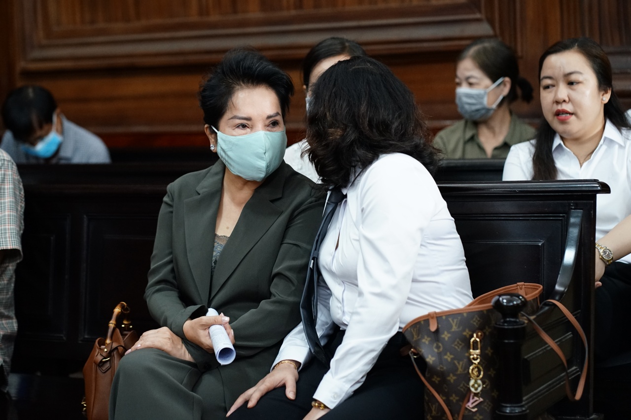 Những h&igrave;nh ảnh của cựu CEO Quốc Cường Gia Lai Nguyễn Thị Như Loan tại phi&ecirc;n t&ograve;a ng&agrave;y 7/4 - Ảnh 2.