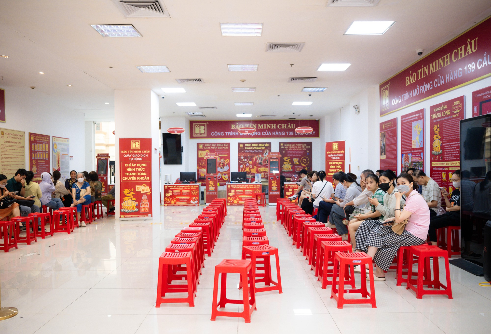 Ảnh, clip: Tình hình tại cửa hàng Bảo Tín Minh Châu sau thông tin khởi tố cựu Tổng giám đốc Công ty cùng con trai- Ảnh 5. Ảnh, clip: Tình hình tại cửa hàng Bảo Tín Minh Châu sau thông tin khởi tố cựu Tổng giám đốc Công ty cùng con trai- Ảnh 5.