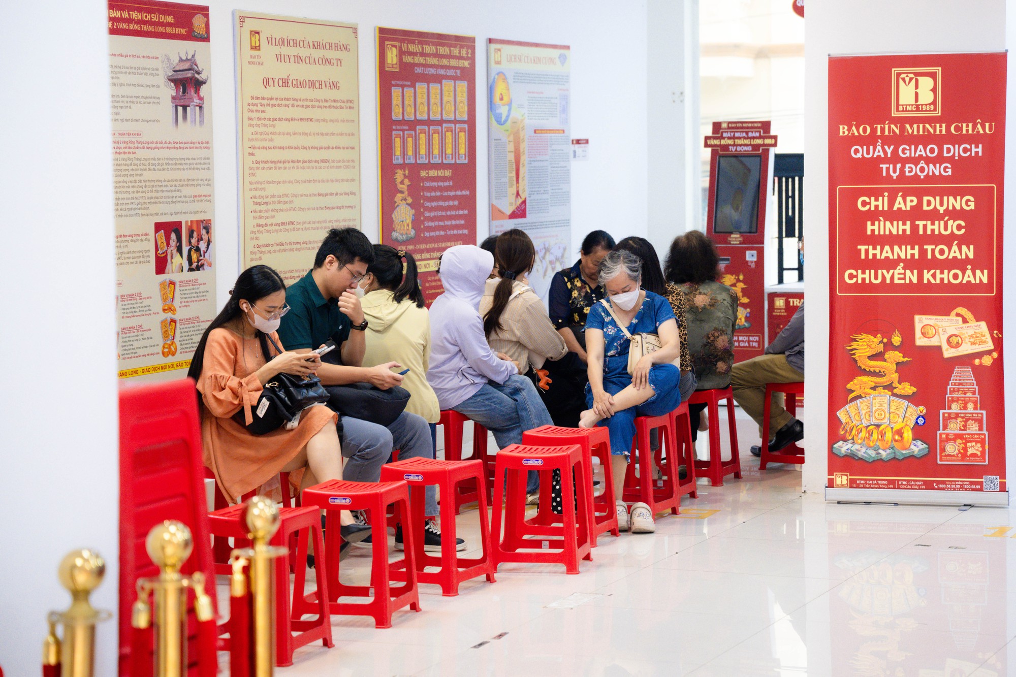 Ảnh, clip: Tình hình tại cửa hàng Bảo Tín Minh Châu sau thông tin khởi tố cựu Tổng giám đốc Công ty cùng con trai- Ảnh 6. Ảnh, clip: Tình hình tại cửa hàng Bảo Tín Minh Châu sau thông tin khởi tố cựu Tổng giám đốc Công ty cùng con trai- Ảnh 6.