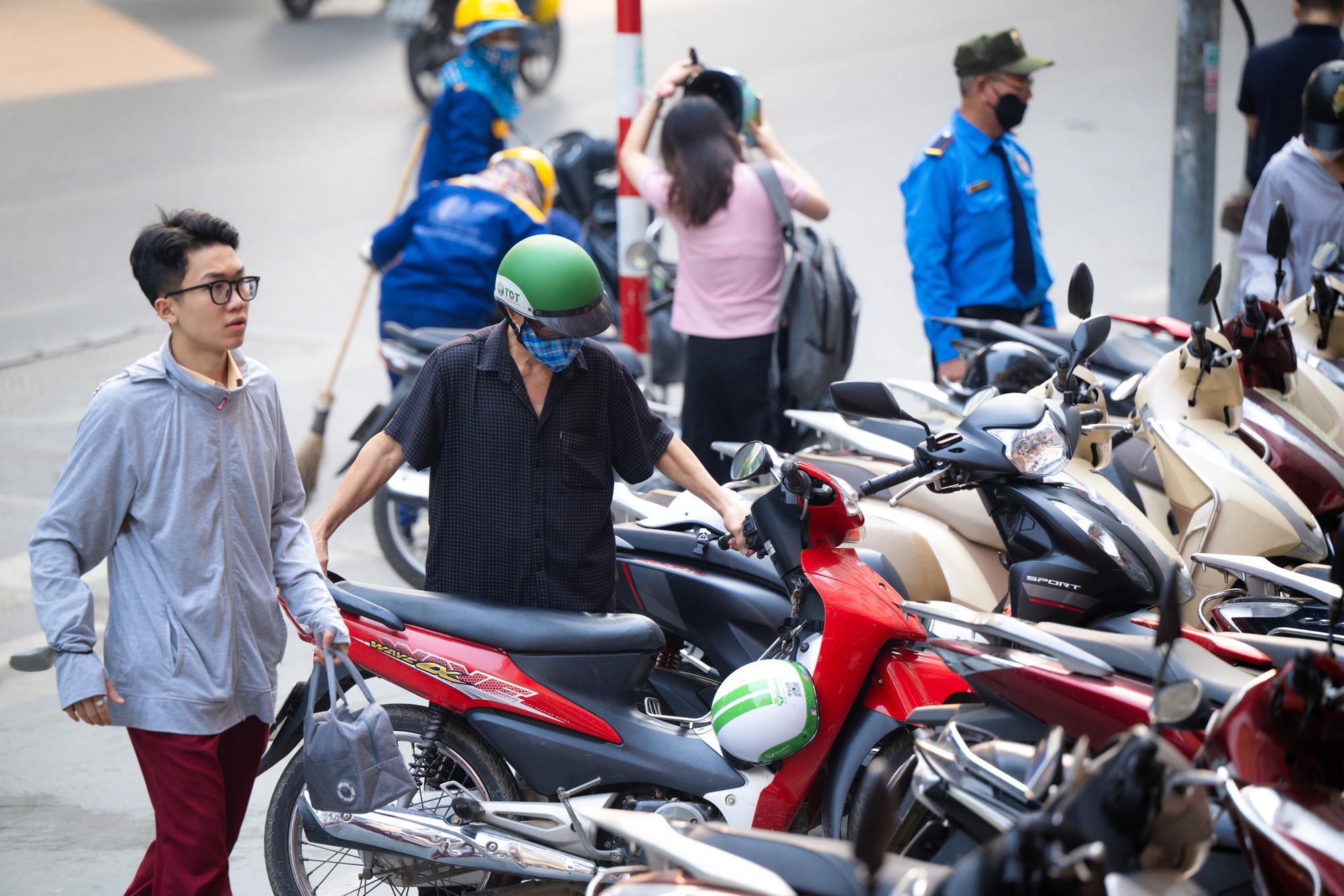 Ảnh, clip: Tình hình tại cửa hàng Bảo Tín Minh Châu sau thông tin khởi tố cựu Tổng giám đốc Công ty cùng con trai- Ảnh 8. Ảnh, clip: Tình hình tại cửa hàng Bảo Tín Minh Châu sau thông tin khởi tố cựu Tổng giám đốc Công ty cùng con trai- Ảnh 8.