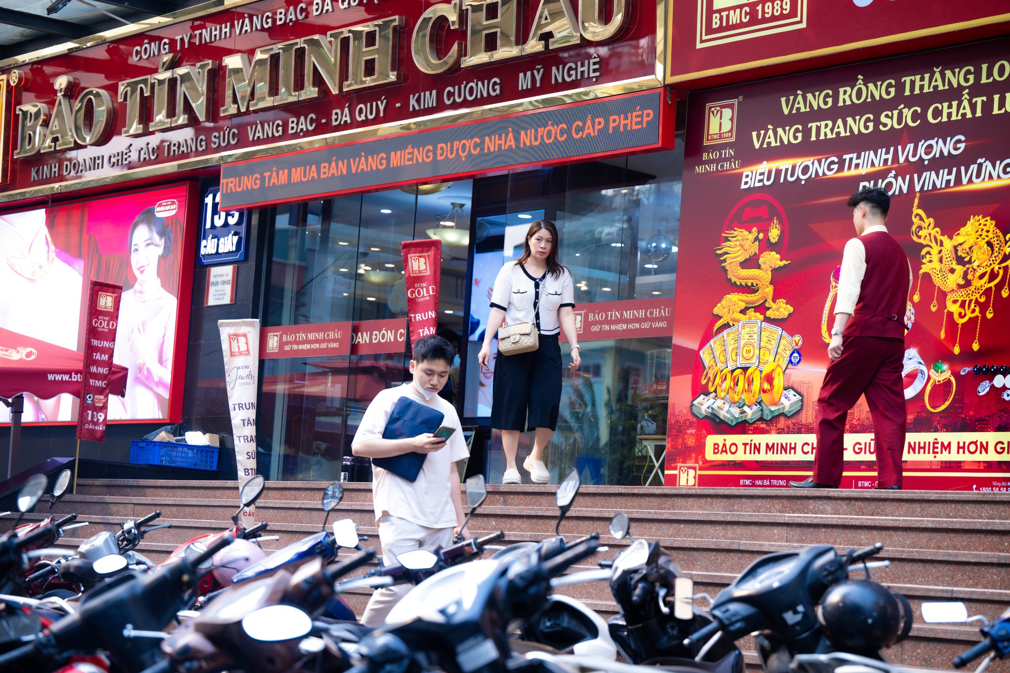 Ảnh, clip: Tình hình tại cửa hàng Bảo Tín Minh Châu sau thông tin khởi tố cựu Tổng giám đốc Công ty cùng con trai- Ảnh 9. Ảnh, clip: Tình hình tại cửa hàng Bảo Tín Minh Châu sau thông tin khởi tố cựu Tổng giám đốc Công ty cùng con trai- Ảnh 9.