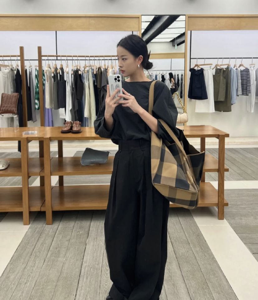 &Aacute;p lực &ldquo;sống như tr&ecirc;n mạng&rdquo; khiến nhiều người ti&ecirc;u tiền vượt khả năng v&agrave; những hệ lụy ph&iacute;a sau - Ảnh 1.