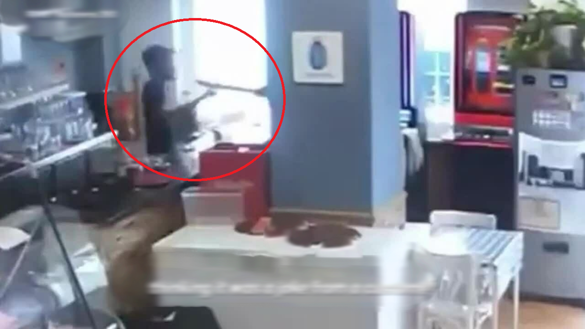 Cướp qu&aacute;n bar ở Malaga: Phản ứng bất ngờ của nh&acirc;n vi&ecirc;n trong vụ cướp 2026 - Ảnh 1.