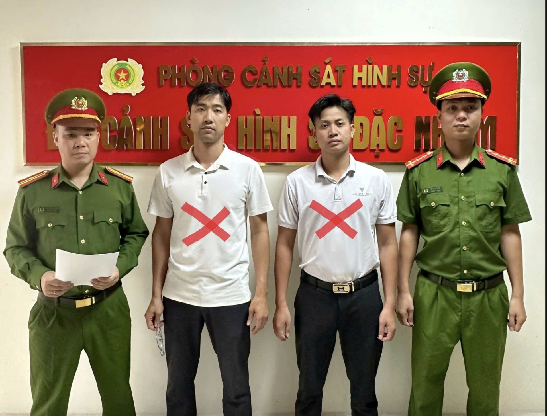 Bắt nh&oacute;m cưỡng đoạt t&agrave;i sản qua fanpage tại Hải Ph&ograve;ng năm 2026 - Ảnh 1.