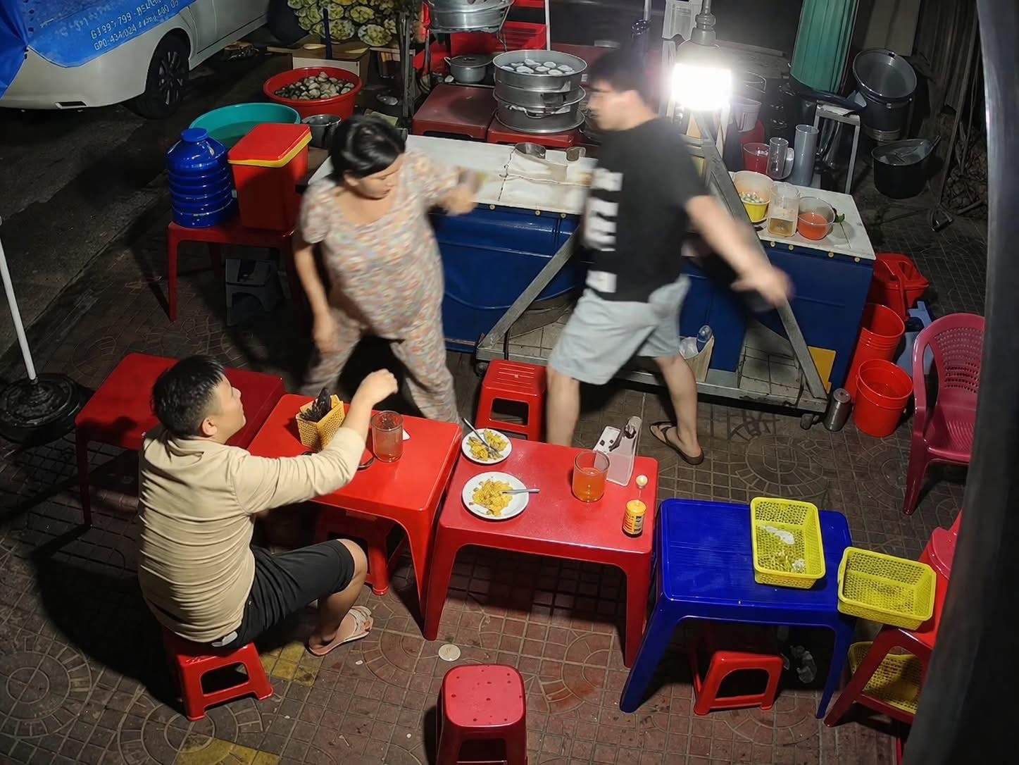 CLIP: Phẫn nộ cảnh thanh ni&ecirc;n đ&aacute;nh cụ b&agrave; đang phục vụ tại qu&aacute;n ăn khuya - Ảnh 1.