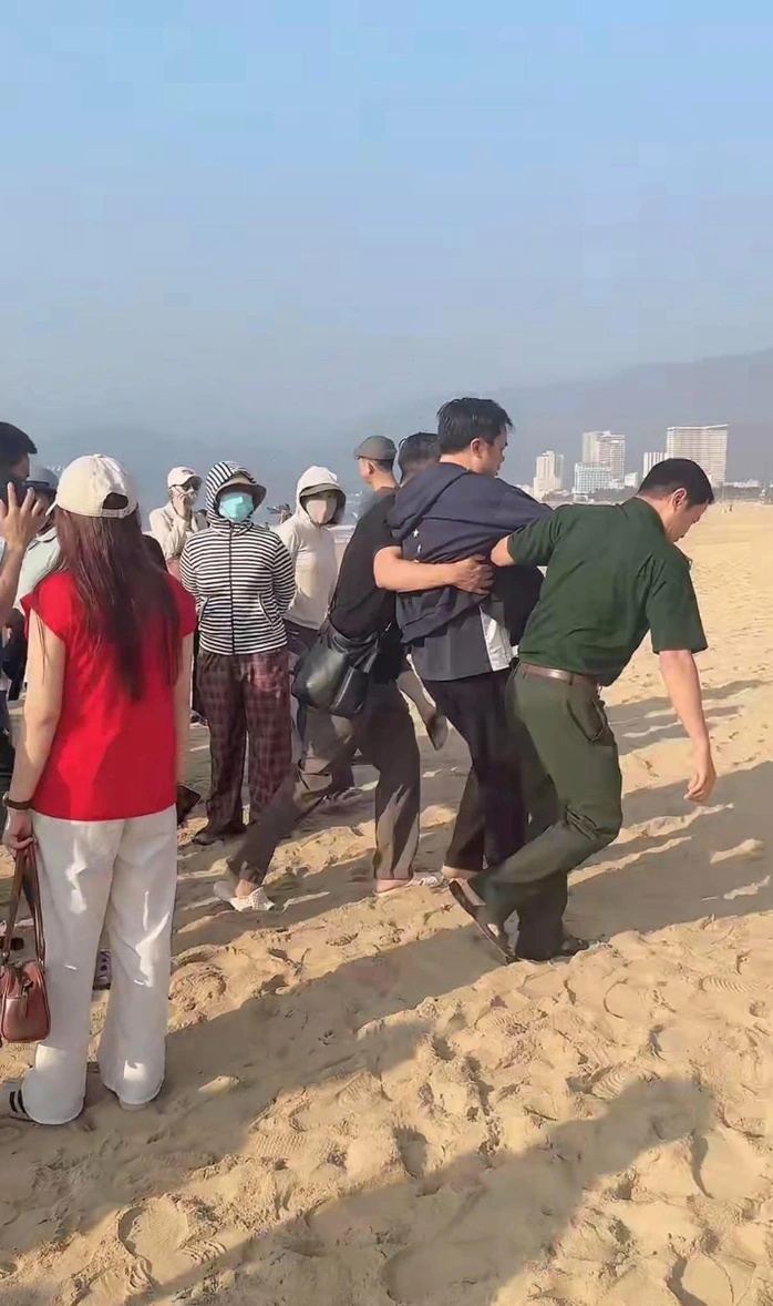 Cha &ocirc;m ba l&ocirc; kh&oacute;c, cầu nguyện cho nam sinh mất t&iacute;ch ở Gia Lai - Ảnh 1.