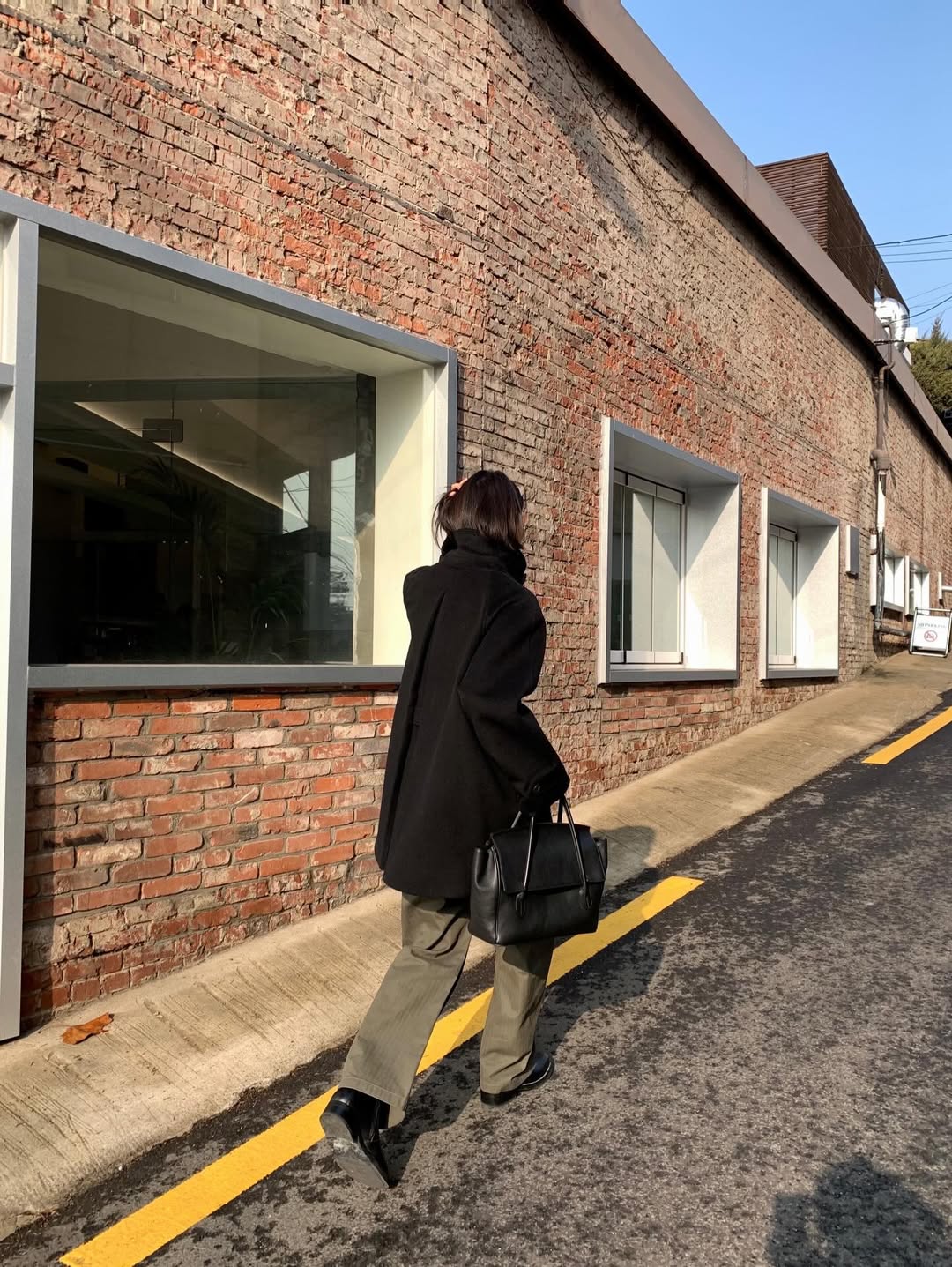 T&uacute;i đen tối giản 2026: Phụ kiện thời thượng cho phong c&aacute;ch thanh lịch - Ảnh 6.