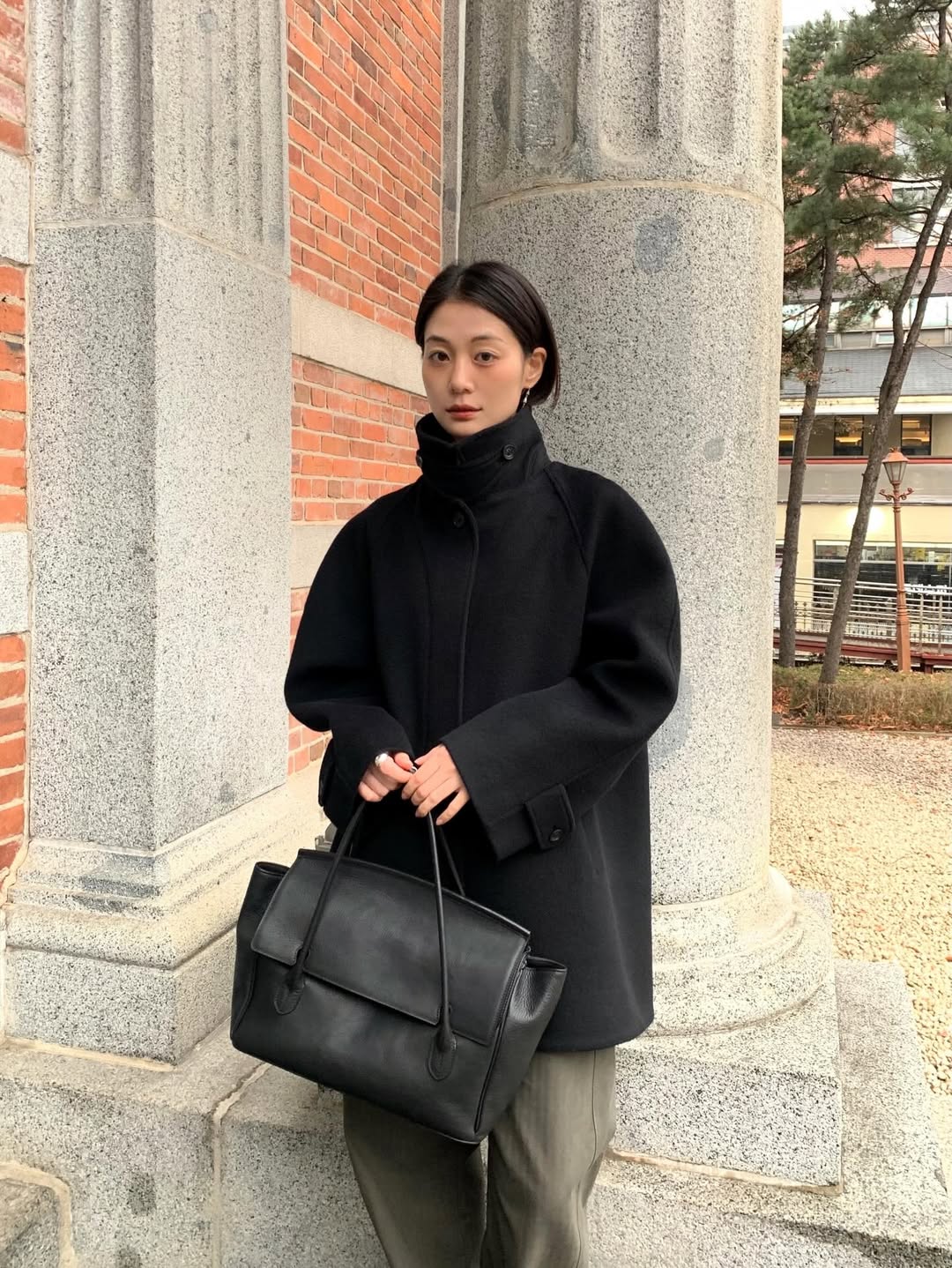 T&uacute;i đen tối giản 2026: Phụ kiện thời thượng cho phong c&aacute;ch thanh lịch - Ảnh 7.