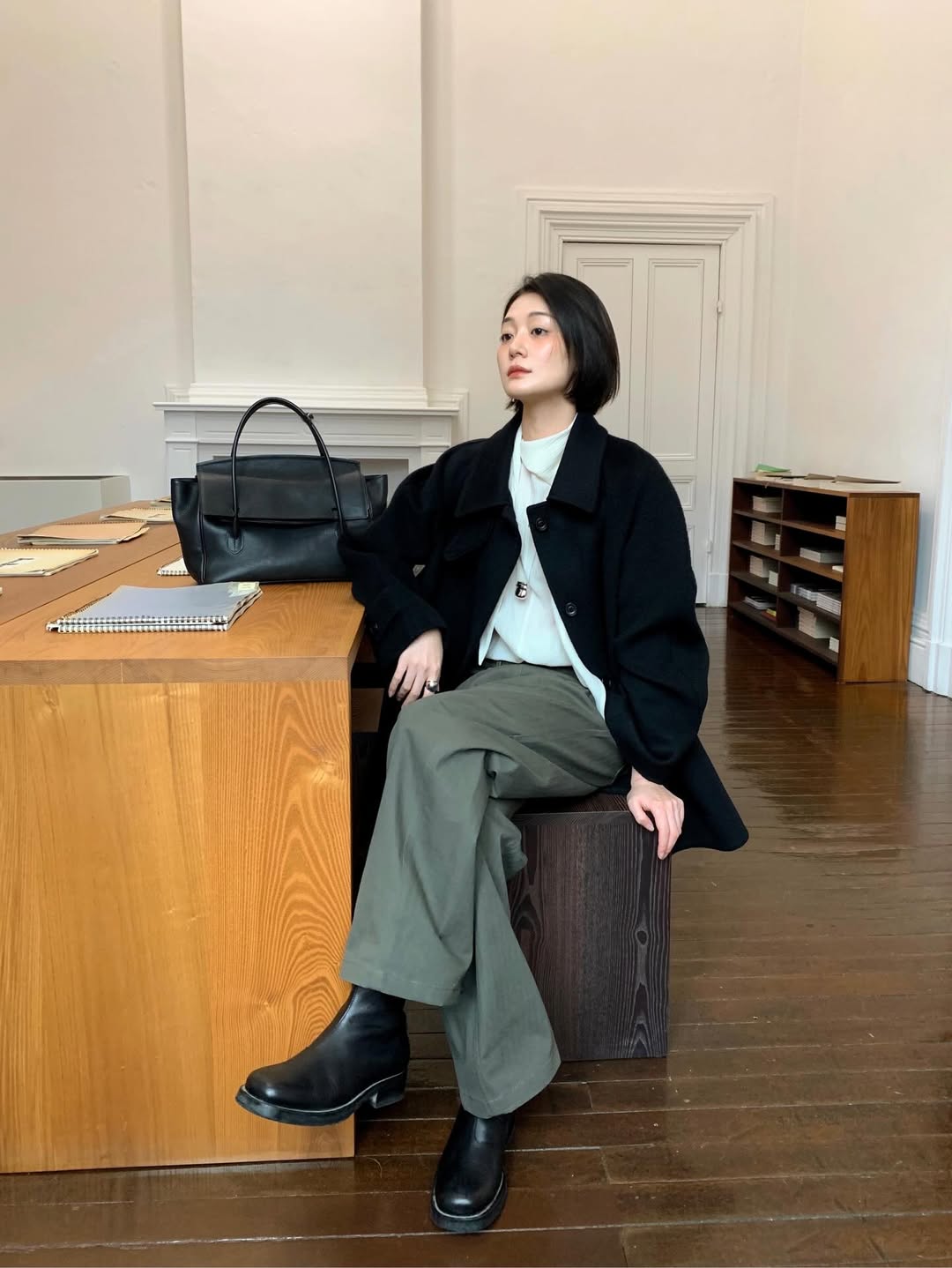 T&uacute;i đen tối giản 2026: Phụ kiện thời thượng cho phong c&aacute;ch thanh lịch - Ảnh 8.