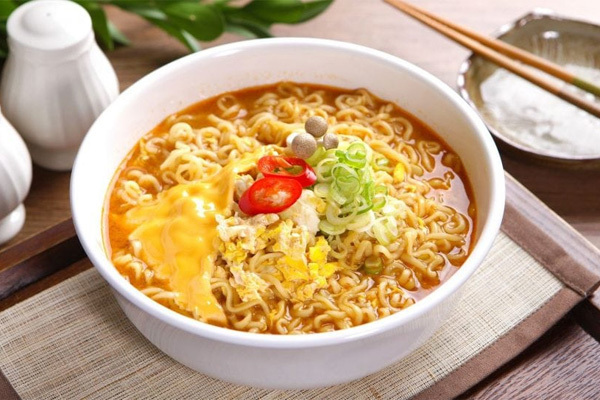 Ăn vặt kiểu “chống đói” tưởng vô hại, ai ngờ 5 món quen mặt này lại không thể thay cơm, ăn nhiều chỉ hại dạ dày - Ảnh 3.