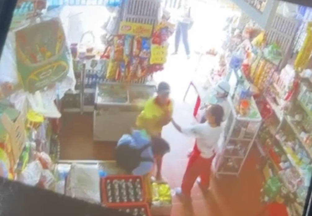 Nam sinh bị đ&aacute;nh tại quầy tạp h&oacute;a: Sự việc g&acirc;y phẫn nộ tại TP Huế - Ảnh 1.