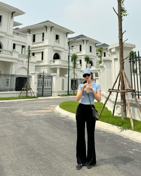 &Aacute; hậu Huyền My g&acirc;y tranh c&atilde;i khi b&aacute;n gi&agrave;y cũ gi&aacute; 2 triệu đồng Giữa cuộc sống xa hoa - Ảnh 12.