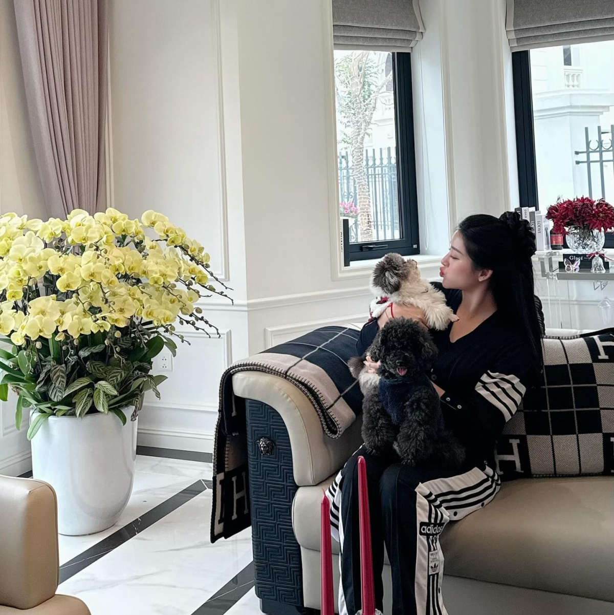 &Aacute; hậu Huyền My g&acirc;y tranh c&atilde;i khi b&aacute;n gi&agrave;y cũ gi&aacute; 2 triệu đồng Giữa cuộc sống xa hoa - Ảnh 14.