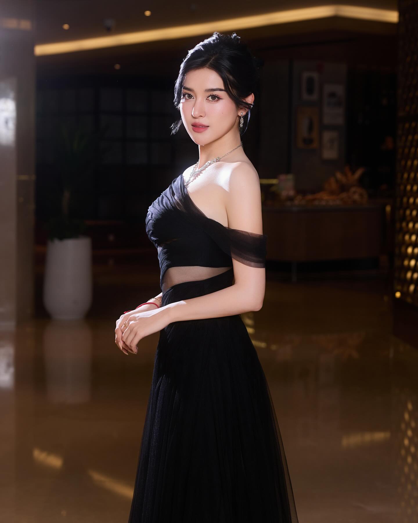 Huyền My thanh l&yacute; đồ hiệu g&acirc;y tranh c&atilde;i với c&aacute;ch l&agrave;m bẩn bẩn khiến netizen x&ocirc;n xao - Ảnh 1.