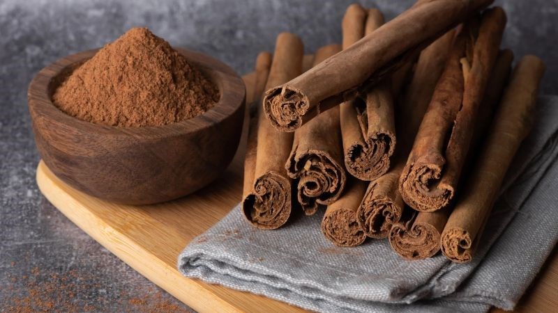 Quế dạng thanh và bột, một loại gia vị được sử dụng trong y học truyền thống