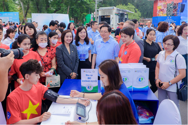 Long Ch&acirc;u s&aacute;t c&aacute;nh Bộ Y tế c&ugrave;ng h&agrave;ng triệu người d&acirc;n trong chiến lược chủ động ph&ograve;ng đột quỵ, v&igrave; một Việt Nam khỏe mạnh - Ảnh 1.