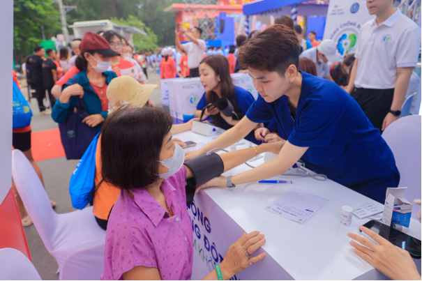 Long Ch&acirc;u s&aacute;t c&aacute;nh Bộ Y tế c&ugrave;ng h&agrave;ng triệu người d&acirc;n trong chiến lược chủ động ph&ograve;ng đột quỵ, v&igrave; một Việt Nam khỏe mạnh - Ảnh 3.