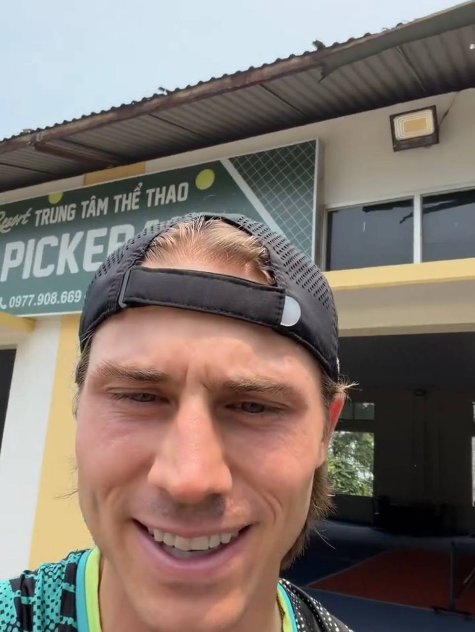 Kh&aacute;ch T&acirc;y ngỡ ng&agrave;ng với th&oacute;i quen chơi Pickleball của người Việt tại H&agrave; Nội - Ảnh 2.