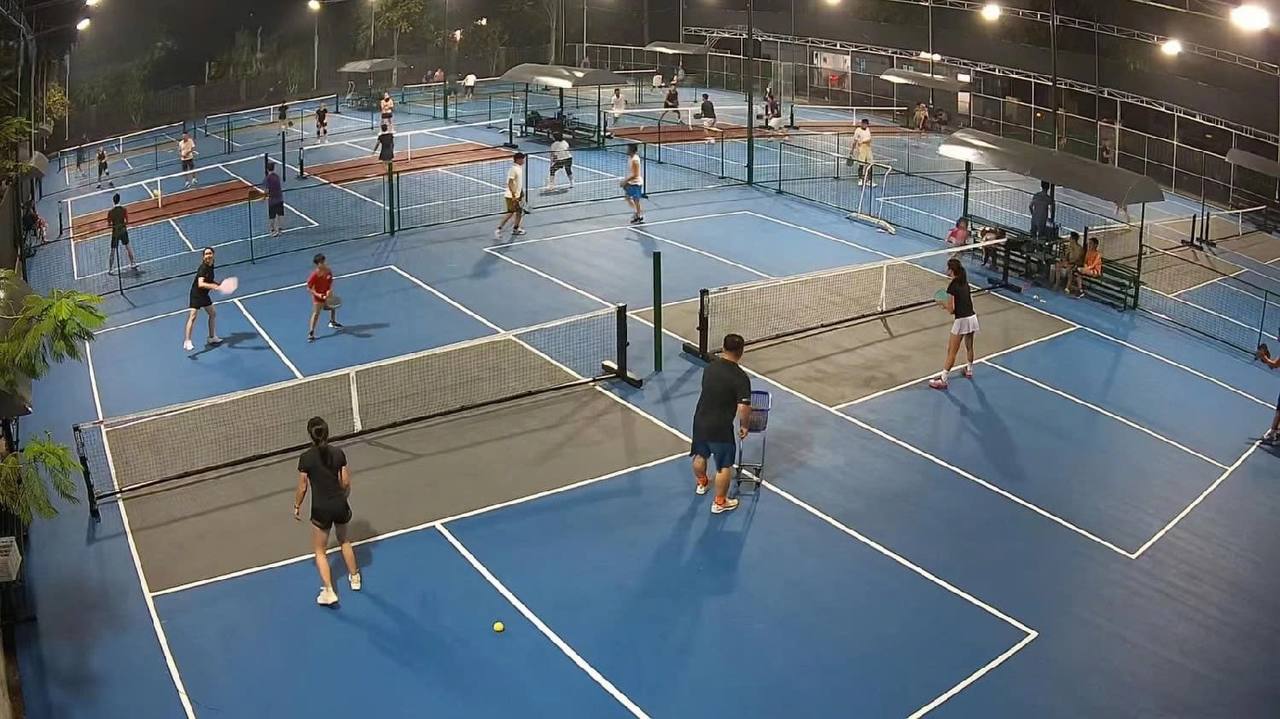 Kh&aacute;ch T&acirc;y ngỡ ng&agrave;ng với th&oacute;i quen chơi Pickleball của người Việt tại H&agrave; Nội - Ảnh 3.