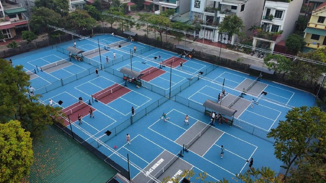 Kh&aacute;ch T&acirc;y ngỡ ng&agrave;ng với th&oacute;i quen chơi Pickleball của người Việt tại H&agrave; Nội - Ảnh 5.